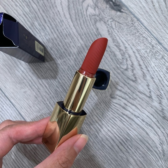 NIB💗🆕Estee Lauder pure color lipstick matte 3.5g 571 Independent - Picture 6 of 7
